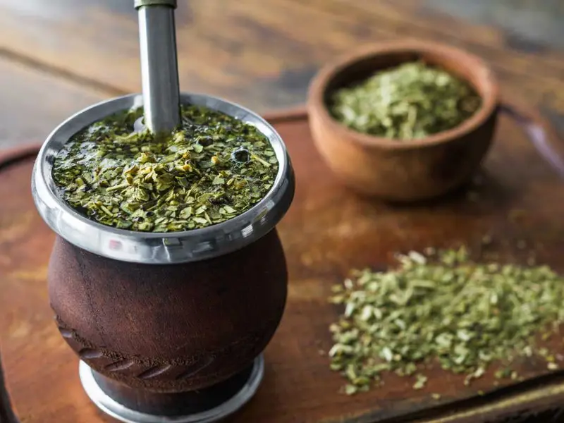 Un mate tradicional con bombilla y yerba